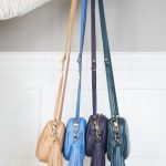 Die Taschen sind in 5 Farben erhältlich - Nude, Hellblau, Aubergine, Petrol, Lila. Jede Tasche ist mit einem Anhänger aus Leder der jeweiligen Farbe bestückt