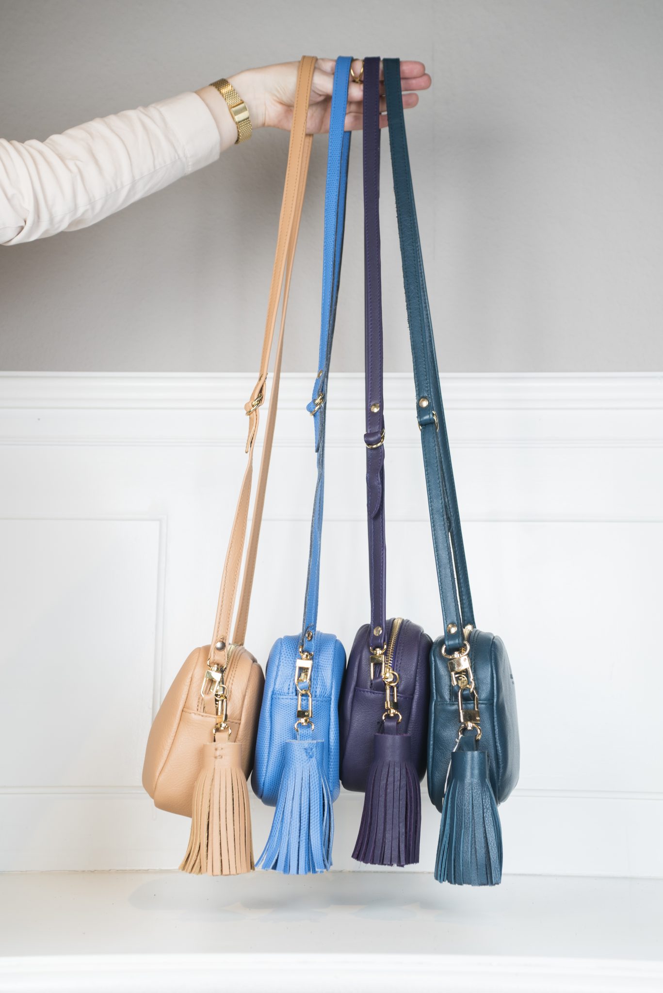 Die Taschen sind in 5 Farben erhältlich - Nude, Hellblau, Aubergine, Petrol, Lila. Jede Tasche ist mit einem Anhänger aus Leder der jeweiligen Farbe bestückt